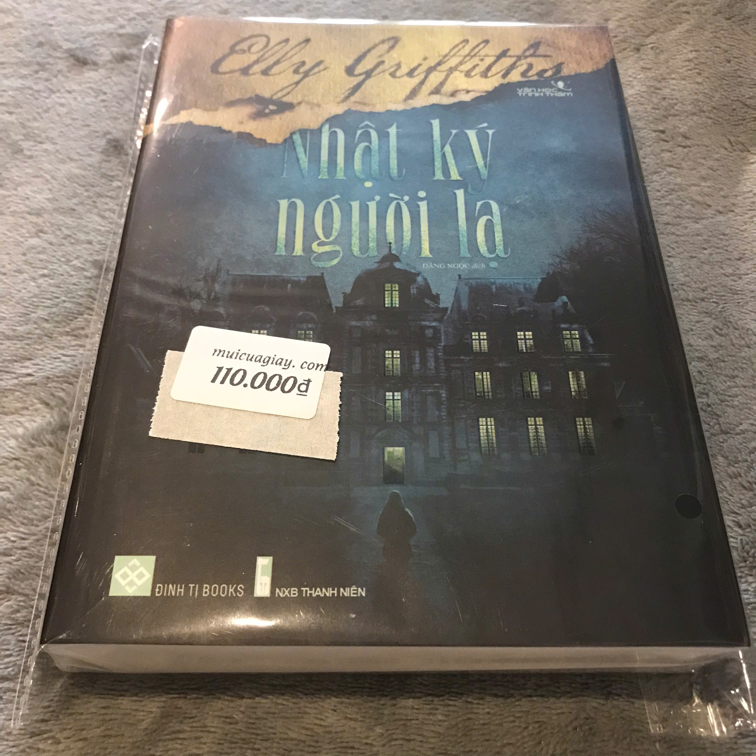 Nhật Ký Người Lạ - Elly Griffiths