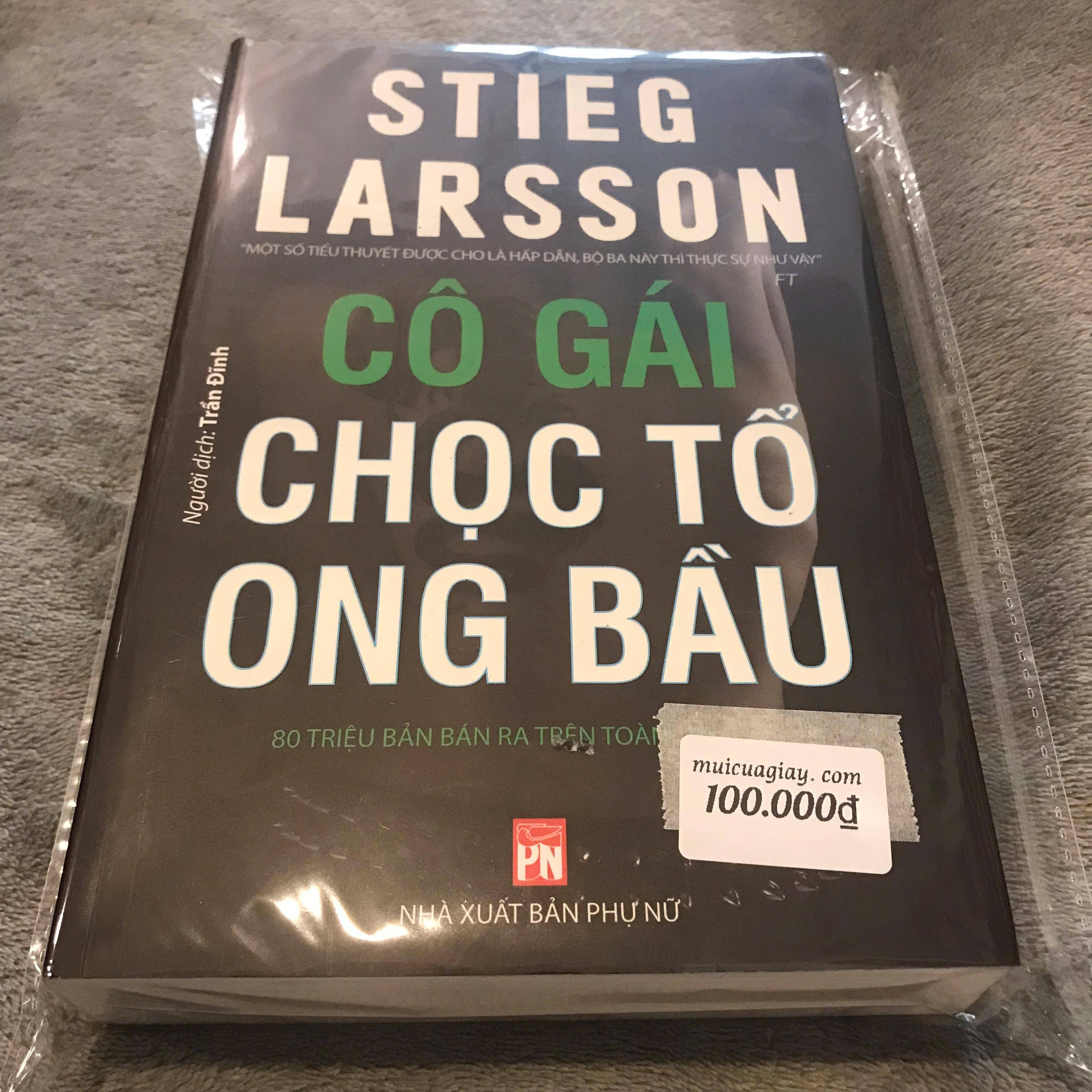 Cô Gái Chọc Tổ Ong Bầu - Stieg Larsson